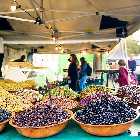 호텔 르 샤틀랭 브뤼셀 외부 사진 Olives at the 2011 festival
