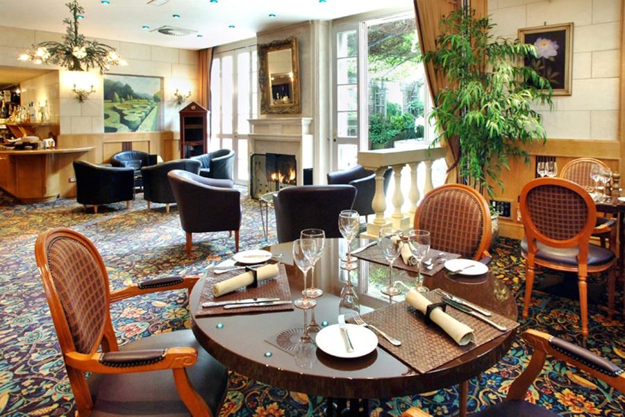 호텔 르 샤틀랭 브뤼셀 외부 사진 The restaurant at the hotel
