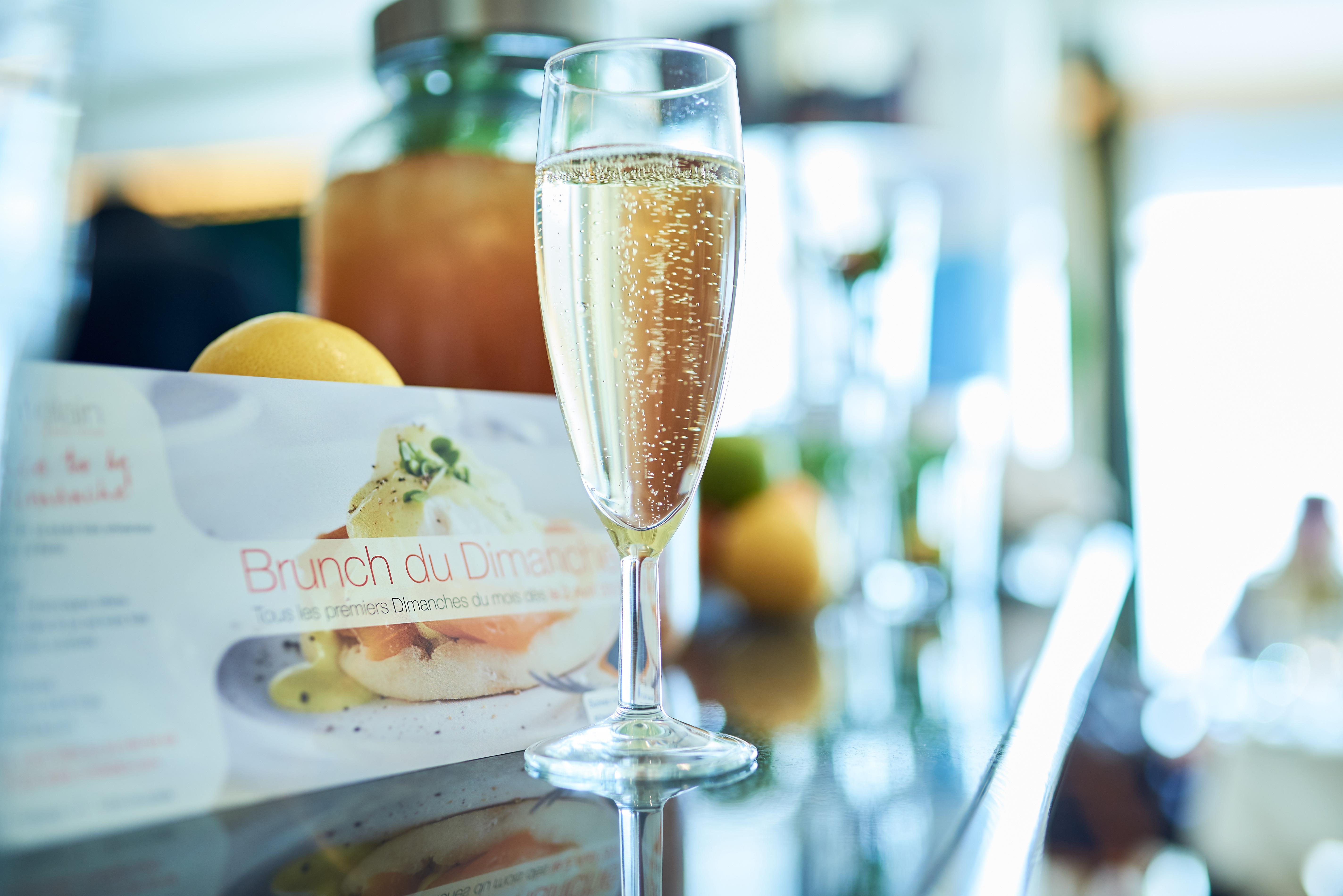 호텔 르 샤틀랭 브뤼셀 외부 사진 A glass of champagne