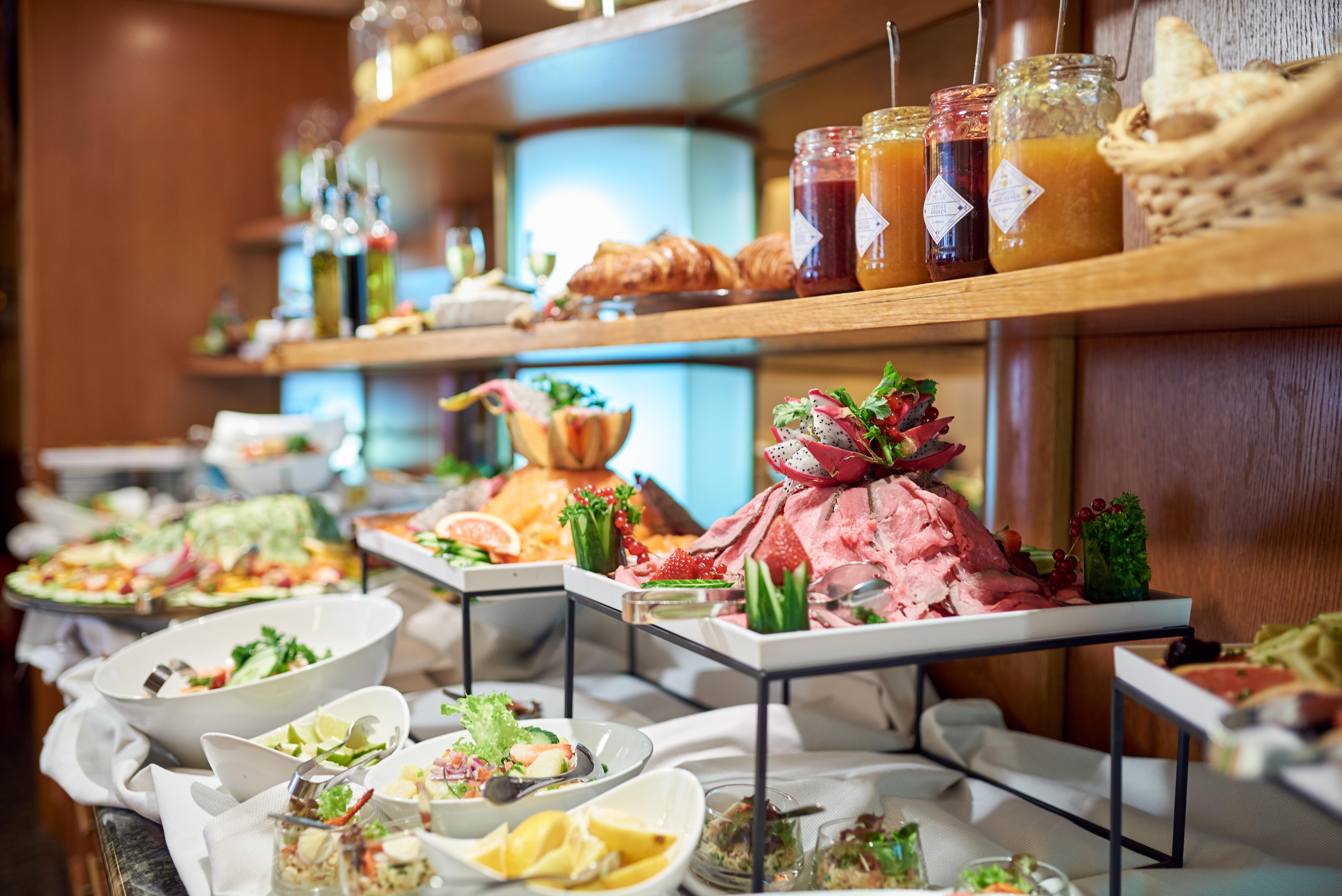 호텔 르 샤틀랭 브뤼셀 외부 사진 A buffet at a hotel