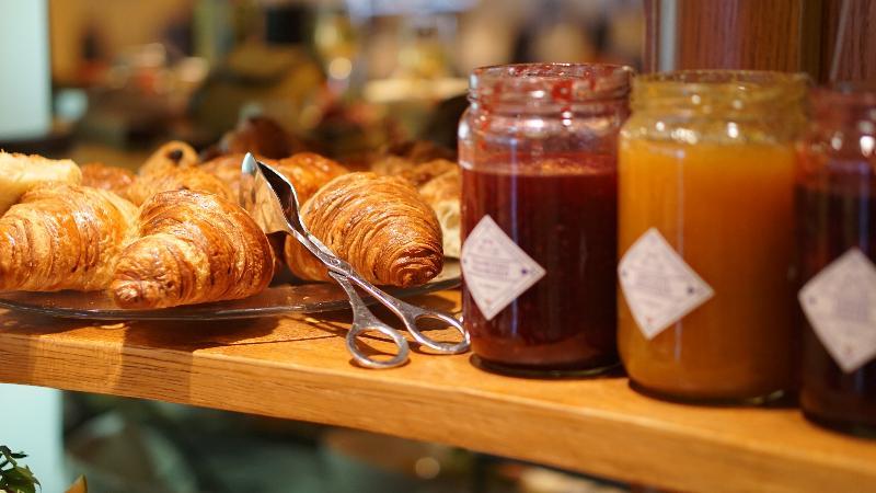 호텔 르 샤틀랭 브뤼셀 외부 사진 Croissants and jam