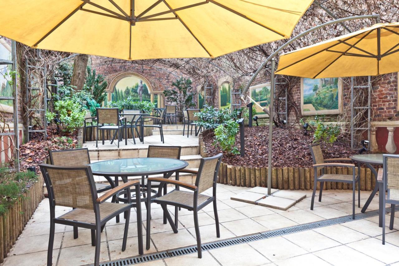 호텔 르 샤틀랭 브뤼셀 외부 사진 The courtyard at the hotel