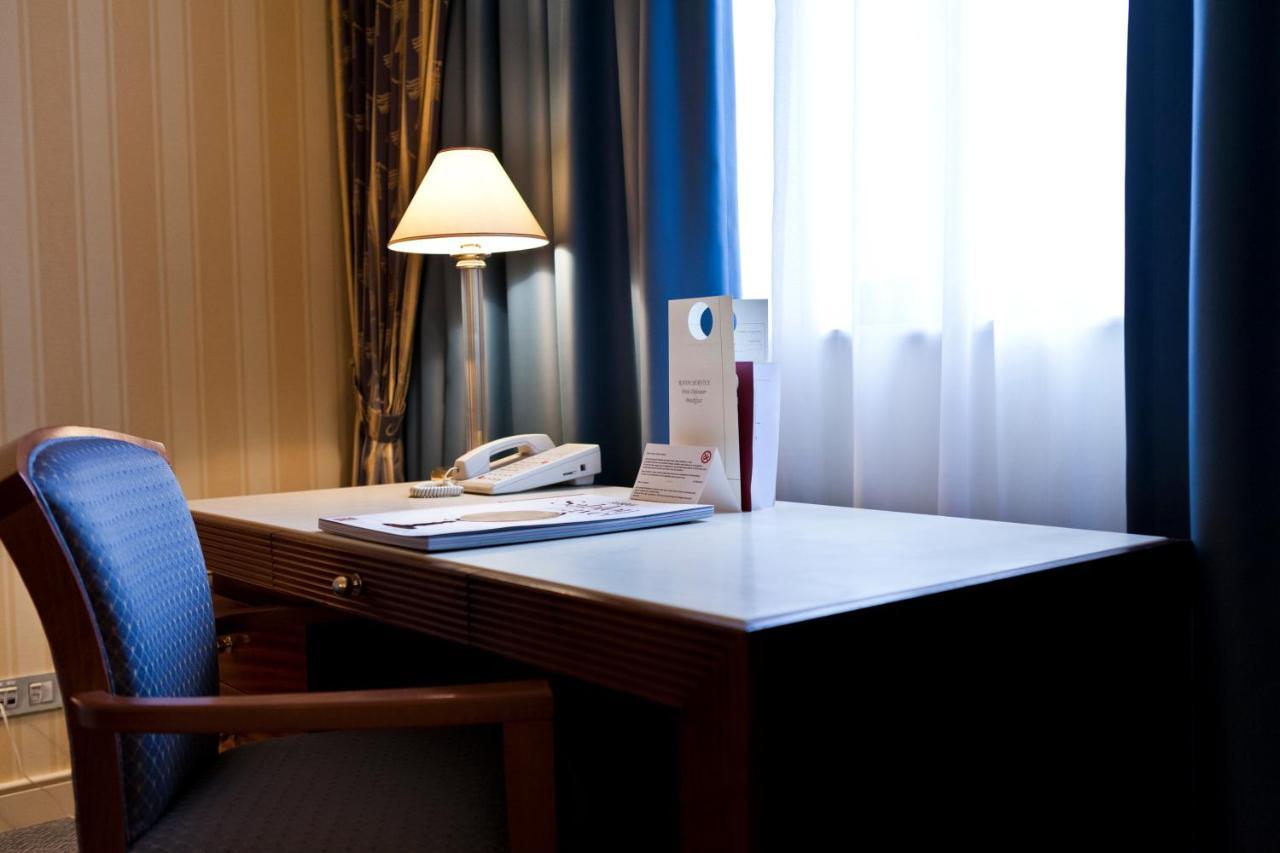 호텔 르 샤틀랭 브뤼셀 외부 사진 A hotel room with a Do Not Disturb sign