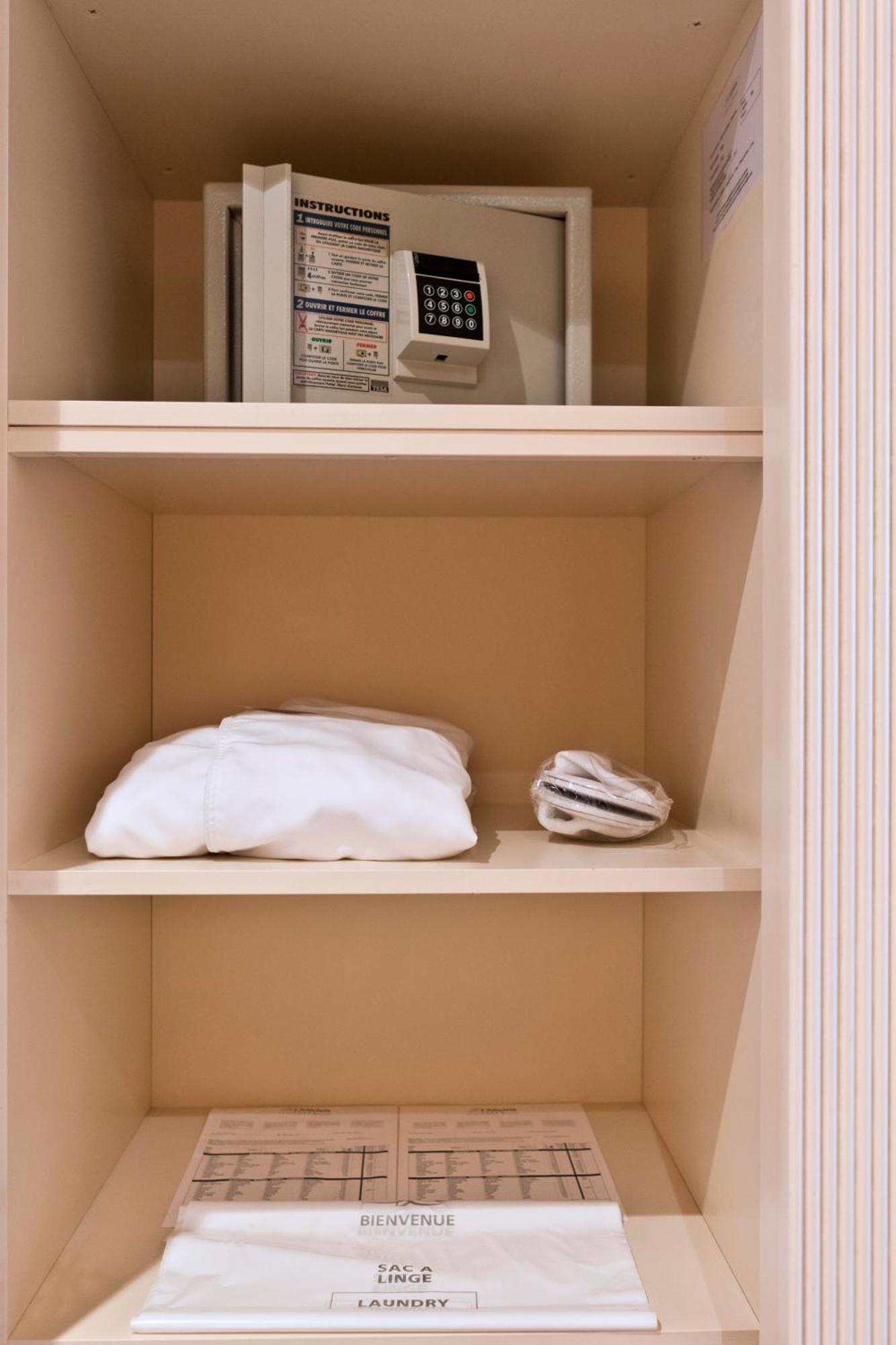 호텔 르 샤틀랭 브뤼셀 외부 사진 A pillow and a telephone in a hotel room