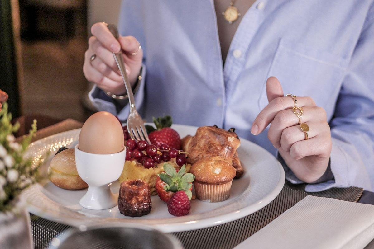 호텔 르 샤틀랭 브뤼셀 외부 사진 A woman eating breakfast