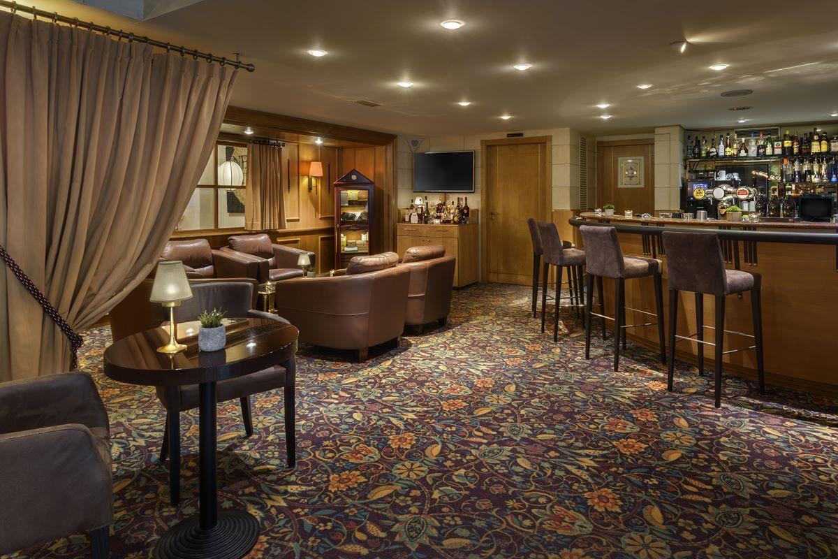 호텔 르 샤틀랭 브뤼셀 외부 사진 The bar at the 2010 Winter Olympics