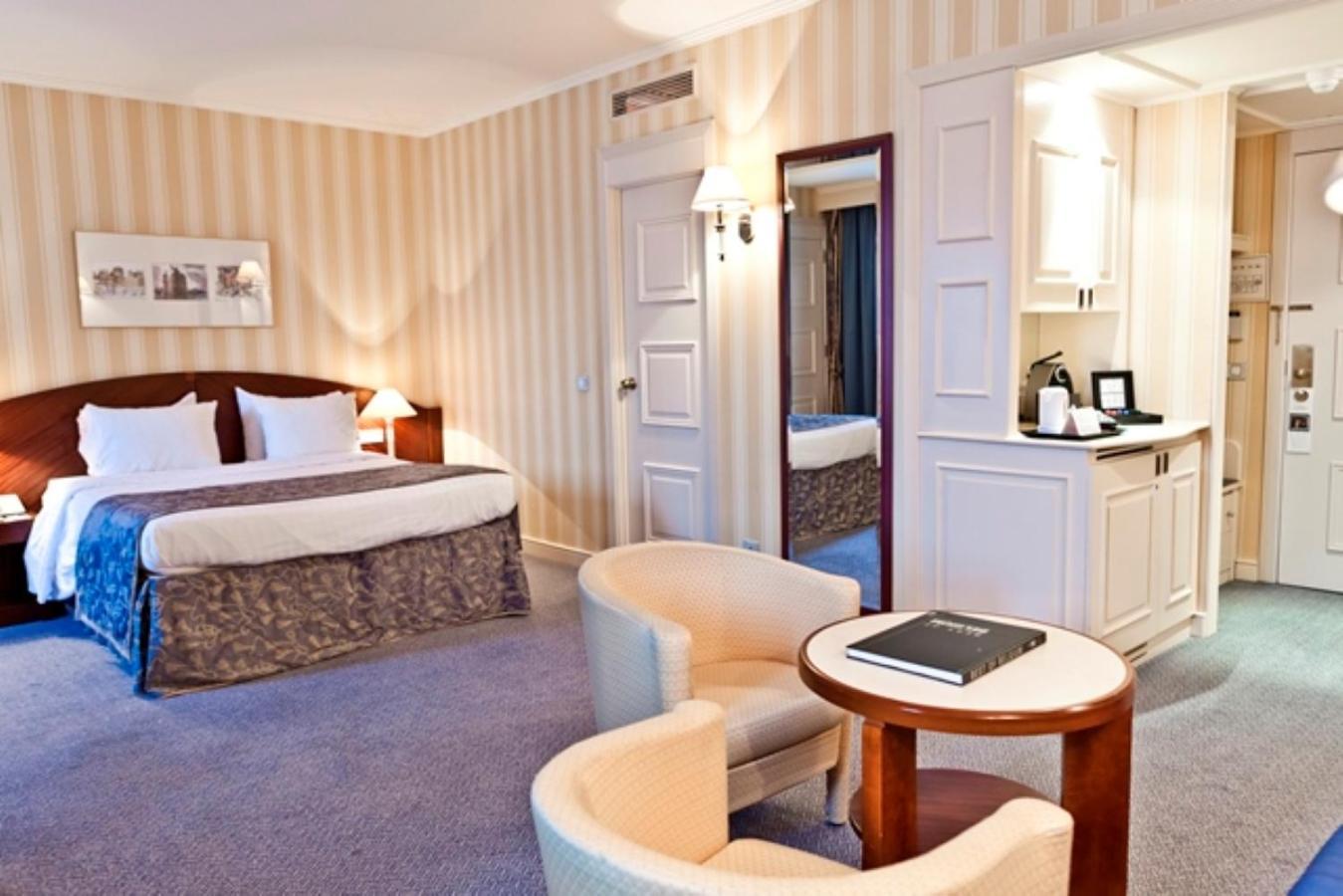 호텔 르 샤틀랭 브뤼셀 외부 사진 A room at the hotel
