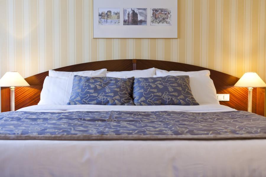 호텔 르 샤틀랭 브뤼셀 객실 사진 A bed
